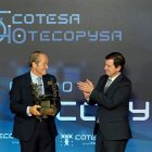 El presidente de la Junta de Castilla y León Alfonso Fernández Mañueco, entrega un galardón a el presidente de Grupo Tecopy, José Ramón Jiménez Iglesias, en la clausura el acto de aniversario de Tecopysa y Cotesa.