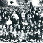 Víctor Pérez y Pérez, rodeado de niños, en el centro de la imagen.