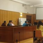 Los tres contendientes y sus letrados durante la vista de conformidad celebrada esta mañana en la Audiencia de Valladolid.

La pelea a puñetazos registrada el 23 de diciembre de 2022 en una sala de juegos de Valladolid entre tres vecinos de la capital, uno de ellos español y los otros dos de origen chino, ha concluido este lunes, casi tres años después, en una sentencia de conformidad con multas de 1.080 euros para cada uno de los contendientes.

POLITICA CASTILLA Y LEÓN ESPAÑA EUROPA VALLADOLID JUSTICIA