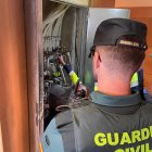 Desenganches ilegales en el edificio okupado de Arroyo