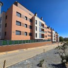 Urbanización Arroyovereda, en la calle Narciso Monturiol, con okupas en su interior.