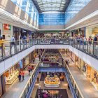 Establecimientos minoristas en un centro comercial.