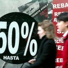 Escaparates de tiendas de Valladolid con carteles de rebajas en una foto de archivo.