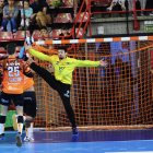 Juan Bar, en plena acción deteniendo un lanzamiento del Torrelavega.