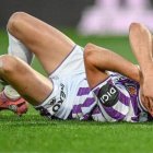 Juanmi Latasa se duele en el césped ante el Mirandés.