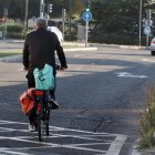 Una persona en bicicleta en el día de la entrada en vigor de la nueva Ordenanza de Movilidad