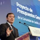 El presidente de la Junta de Castilla y León, Alfonso Fernández Mañueco, comparece en rueda de prensa para presentar el proyecto de Ley de Presupuestos Generales de la Comunidad de Castilla y León para el año 2026.