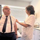 Elc onsejero en el momento de vacunarse de la gripe en Burgos.