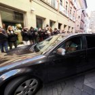 Protesta durante la salida de los juzgados del coche con el principal sospechoso del asesinato de Esther López en una foto de archivo.