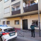 Un agente de la Guardia Civil poco después del crimen en el domicilio de Viana de Cega.