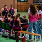 Banquillo de San Isidro en un tiempo muerto de su entrenador Manu Izquierdo.