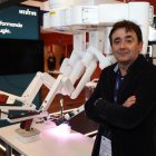 El cirujano David Pacheco con el nuevo modelo de robot quirúrgico Da Vinci