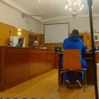 En el banquillo, a la izquierda, el acusado de proferir insultos racistas contra una camarera y su letrado defensor.