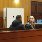 El acusado ocupa el banquillo junto a su letrada defensora.