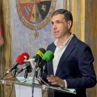 Alberto Amigo comparece ante los medios de comunicación en el Salón de Escudos de medina del Campo.