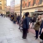 Inicio de la cola para adquirir lotería en la calle Doctrinos.