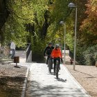 Ciclistas en el trazado del nuevo carril bici de Isabel la Católica.