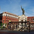 Comienzo del montaje del belén en la plaza Mayor del Valladolid.