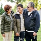 Iván junto a sus padres