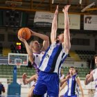 Pablo Marín intenta lanzar en el partido ante Ponferrada.