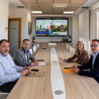 Ambos presidentes firmando el contrato de sinergia