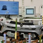 Dos operarias trabajan en la factoría de carrocerías de Renault en Valladolid.