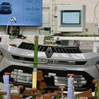 Dos operarias trabajan en la factoría de carrocerías de Renault en Valladolid.