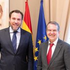 Óscar Puente, ministro de Transportes, y Abel Caballero, alcalde de Vigo.