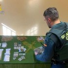 Sustancias y material hallado por la Guardia Civil.