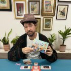 El artista posa con su juego.