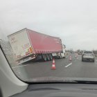 Retenciones en la A-62 tras salirse un camión de la vía.