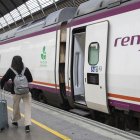 Persona accediendo a un tren de Renfe, en una imagen de archivo.