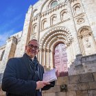 Miguel Ángel Hernández posa con su libro delante de la Puerta del Obispo de la catedral de Zamora