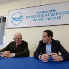 Conrado Íscar y Jesús Mediavilla firman la adenda por la que la Diputación de Valladolid incrementa su aportación para la compra de leche.