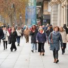 Transeúntes en el Paseo de Zorrilla de Valladolid en una foto de Archivo.