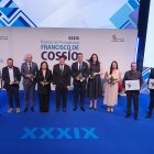 Los premiados posan con el presidente de la Junta, Alfonso Fernández Mañueco, en la foto de familia.