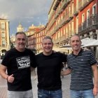 Darwin Quintana (ex segundo entrenador), Rafael Monge (asesor deportivo del presidente del Oviedo) y Guillermo Almada (ex entrenador), en la Plaza Mayor el pasado verano.