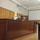 El presunto incendiario y su letrado defensor, durante el juicio celebrado en la Audiencia de Valladolid

El hombre que a finales de julio de 2024 originó en Valladolid un grave incendio en el rellano del piso donde vivía en régimen de alquiler en la Plaza de la Circular, lo que provocó importantes desperfectos en el inmueble y lesiones a su casero y a una vecina, las del primero de carácter grave, ha reconocido los hechos pero en su descargo ha asegurado que actuó presa de un arrebato y sin prever las posibles consecuencias de su irreflexiva acción.

POLITICA CASTILLA Y LEÓN ESPAÑA EUROPA VALLADOLID JUSTICIA