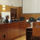 Las dos acusadas y su abogada en el banquillo de la Audiencia de Valladolid