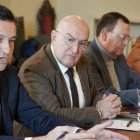 El alcalde de Valladolid, Jesús Julio Carnero, y el eurodiputado Raúl de ja Hoz, durante la Mesa Municipal de la Automoción.