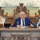 Irene Carvajal, Jesús Julio Carnero y Francisco Blanco en el último pleno del año