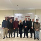 En primer plano, los protagonistas de la primera puesta en escena de los vinos de la Sierra de la Culebra junto Javier Faundez, alistano y presidente de la Diputación de Zamora.