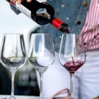 Un sumiller sirve vino en una cata organizada por el Consejo Regulador de la DO Ribera del Duero.