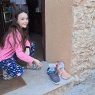 La hija de Alfredo Ruiz con los regalos que está mañana encontró en su puerta