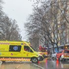 Ambulancia y bomberos en el paseo de Zorrilla, a la altura del número 91.