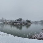 Nieve en la zona del lago en Laguna de Duero.