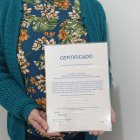 La mujer gallega muestra el certificado que  recibió de Stem Cell cuando contrató el servicio.