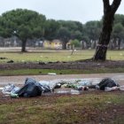 Restos de basura y suciedad tras la celebración de Pingüinos.