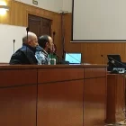 El abogado defensor, en primer plano durante el jucio de agresión sexual celebrado en la Audiencia de Valladolid.