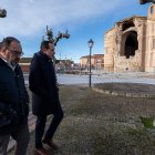 El presidente de la Diputación, Conrado Íscar, y el alcalde de Zapardiel, Agustín García, visitan la iglesia de Zapardiel